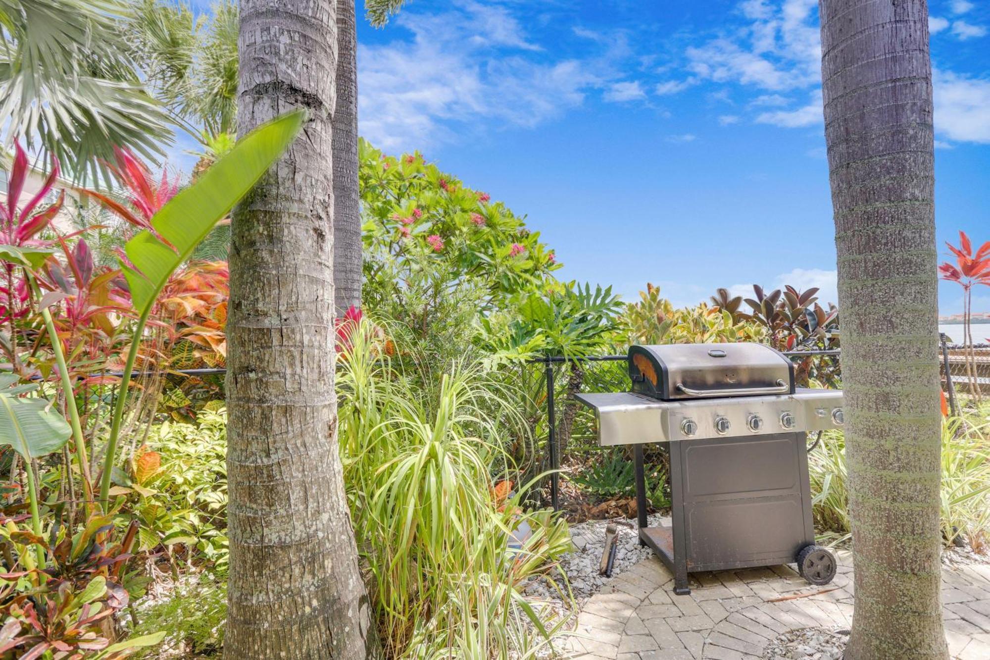 Coconut Paradise St. Pete Beach Exterior photo